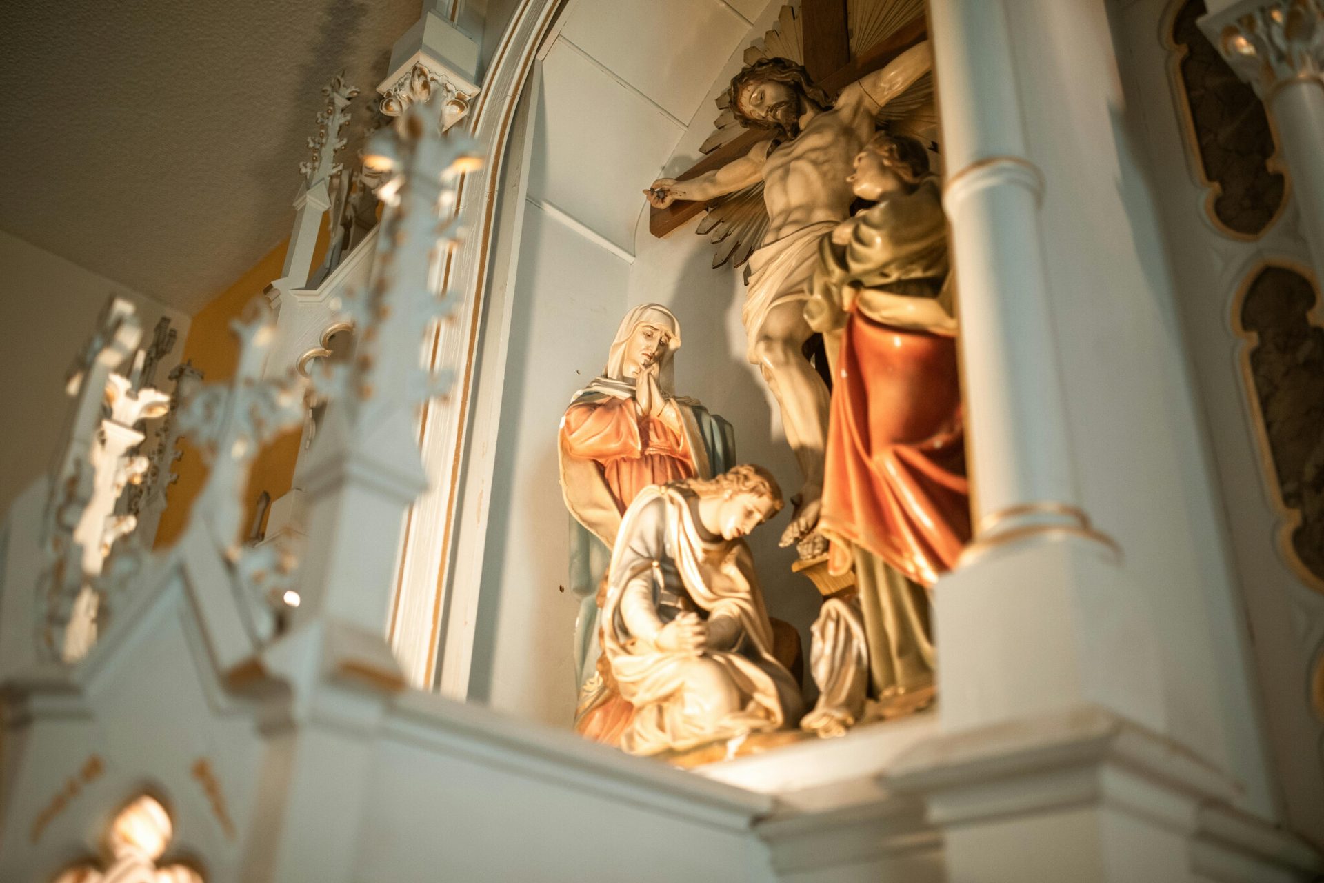 Een kerkinterieur met warm licht