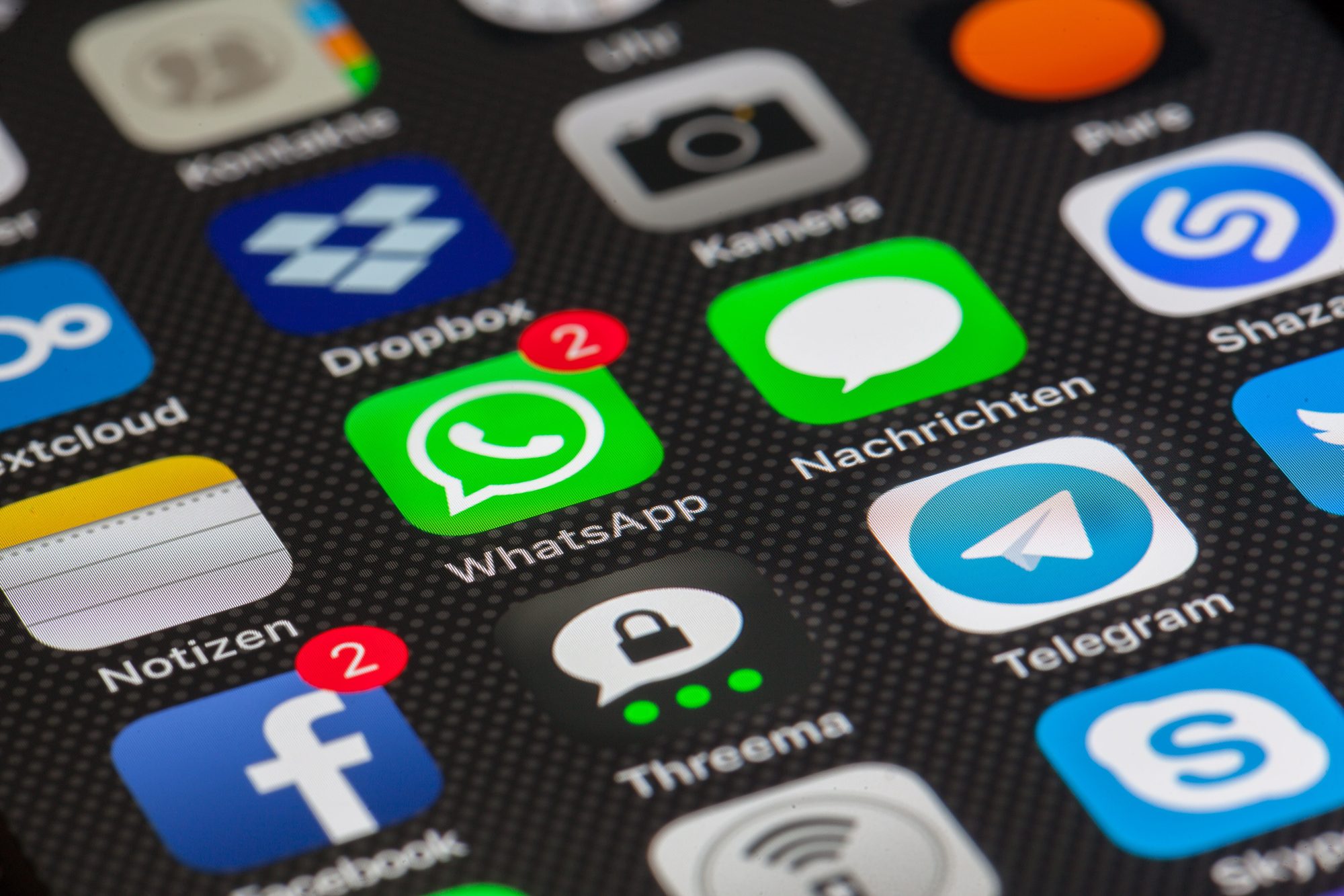 Sociale-media-apps op een telefoon