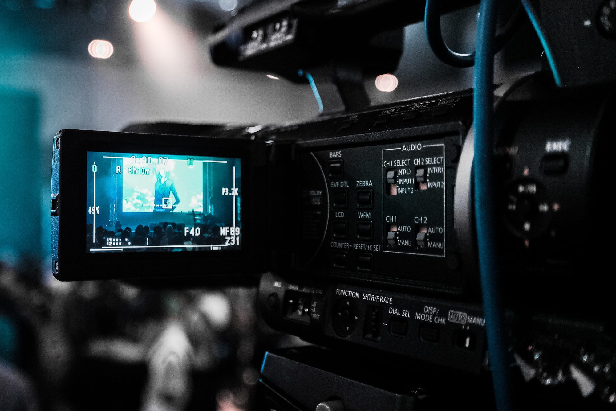 Een professionele videocamera op een tafel