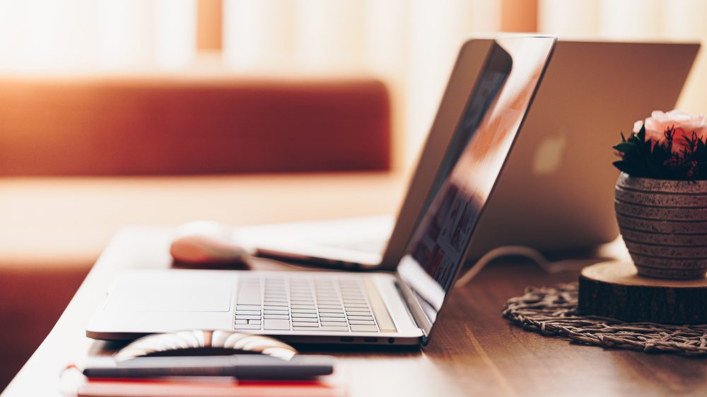 Notities en een pen op een bureau